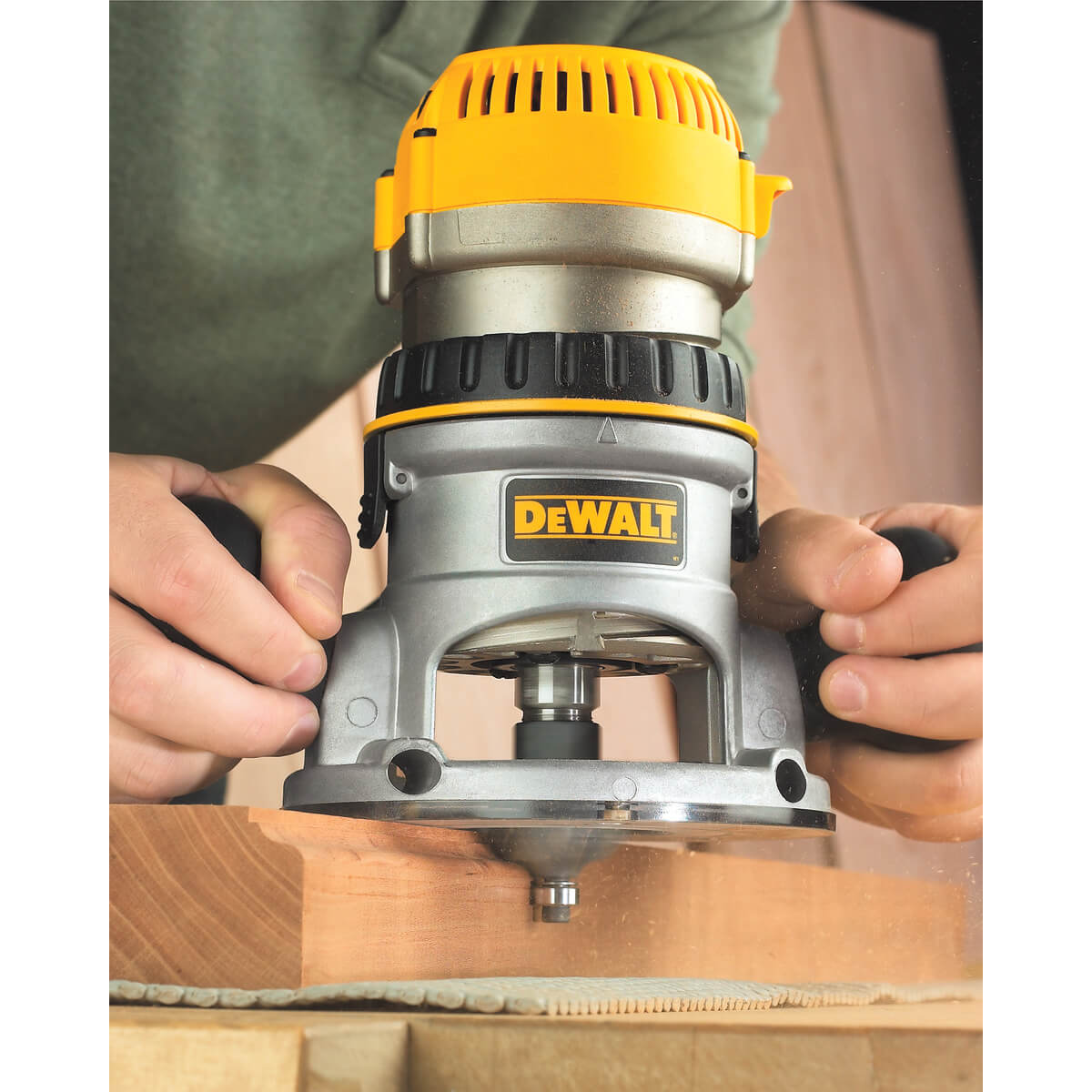 DEWALT, DEWALT DW616 - 1-3/4 HP Fixed Base Router